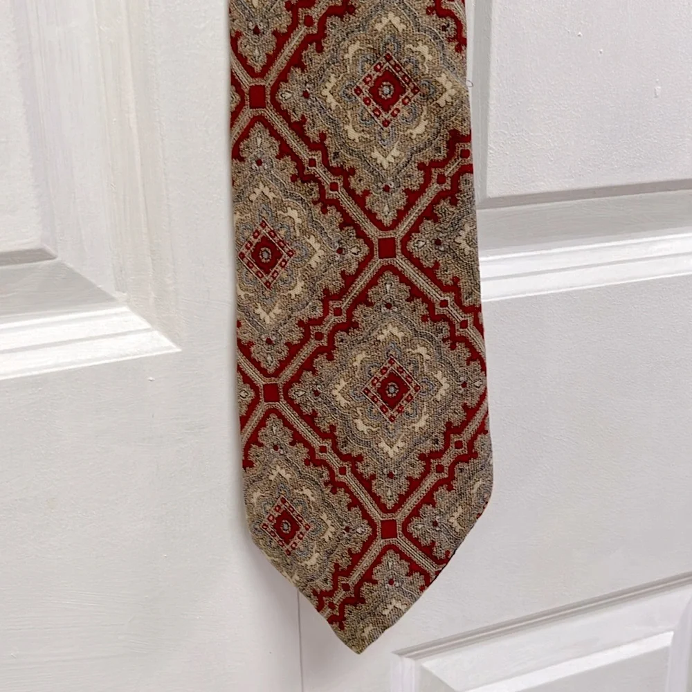 Vintage Hughes & Hatcher Woven Victorian Print Classic Length